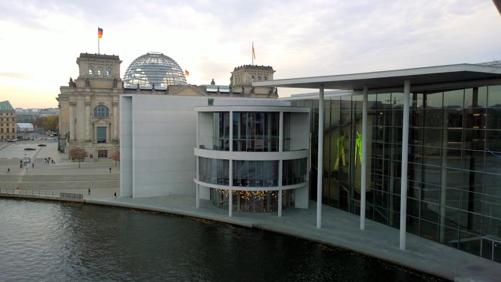 Paul Loebe Haus Reichstag Spree von Bruecke MELH
