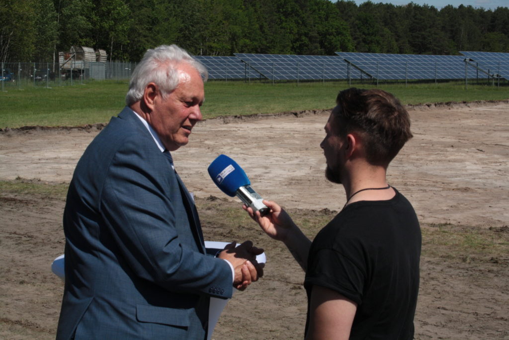 Ulrich Freese im Interview mit Radio Cottbus beim Erster Spatenstich am Verkehrslandeplatz Neuhausen am 23. Mai 2019